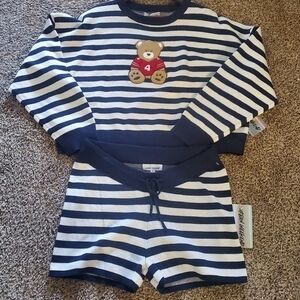 URBAN WEEKEND NWT 2 PIECE SET LARGE. LOUNGE. PJS. SHORTS LONG SLEEVE SWEATSHIRT